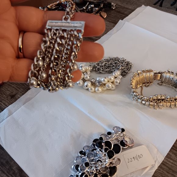 Set Of Four, Elegant Pearl and Silver. Bracelets - Picture 5 of 5